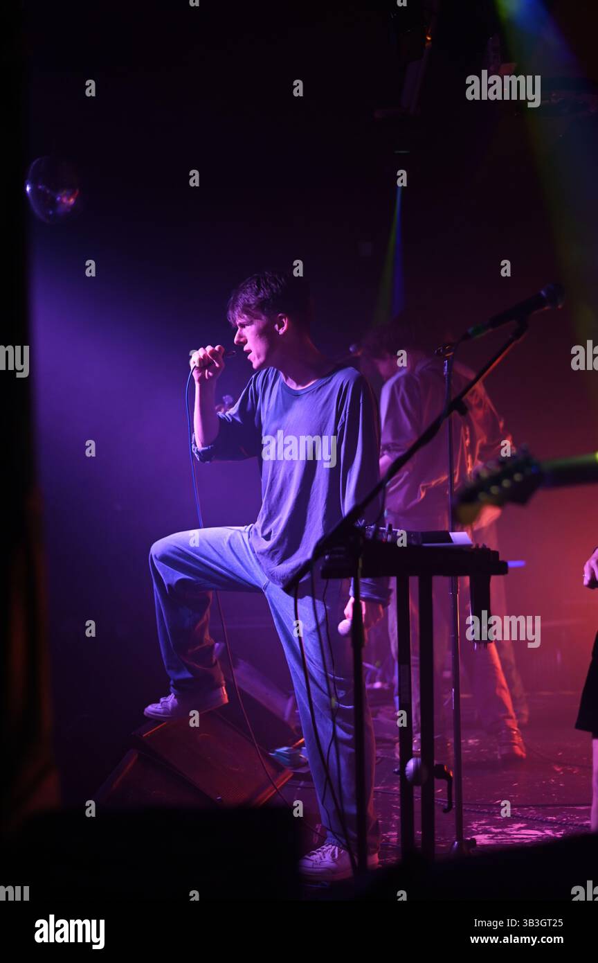 Welly-Frontmann Elliot Hall trat am 23. April 2025 mit der Band im Beat Generator, Dundee, Schottland auf. Stockfoto