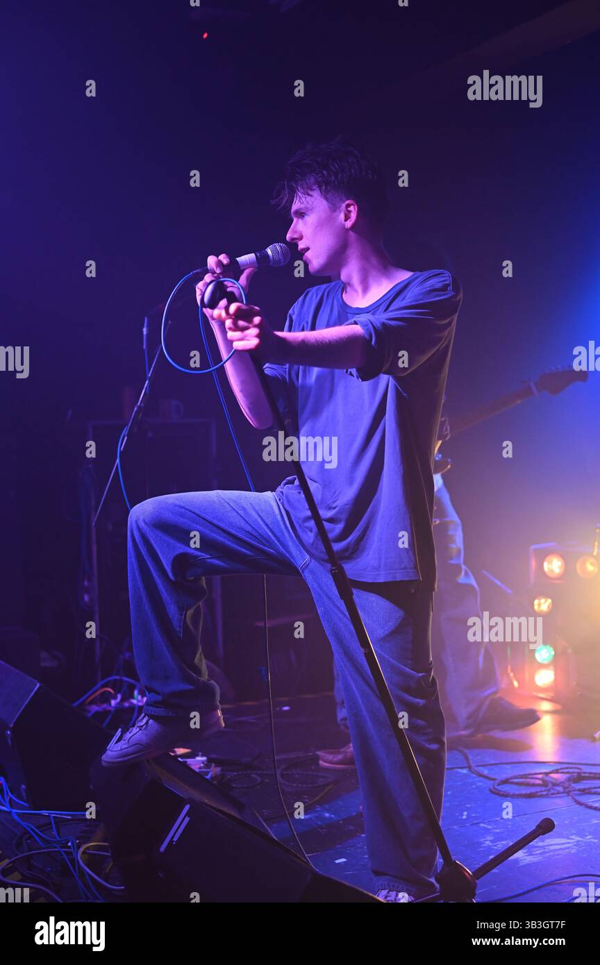 Welly-Frontmann Elliot Hall trat am 23. April 2025 mit der Band im Beat Generator, Dundee, Schottland auf. Stockfoto