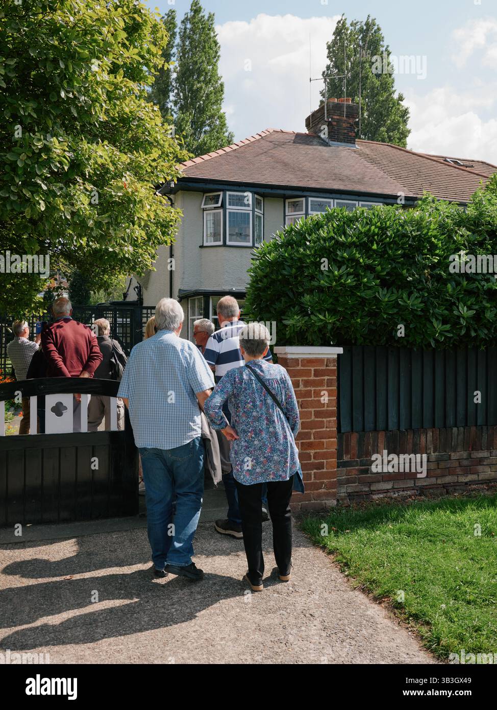 John Lennon Kindheitshaus mit Touristen Besucher in Liverpool England Großbritannien - Beatles Tour Tourismus Stockfoto