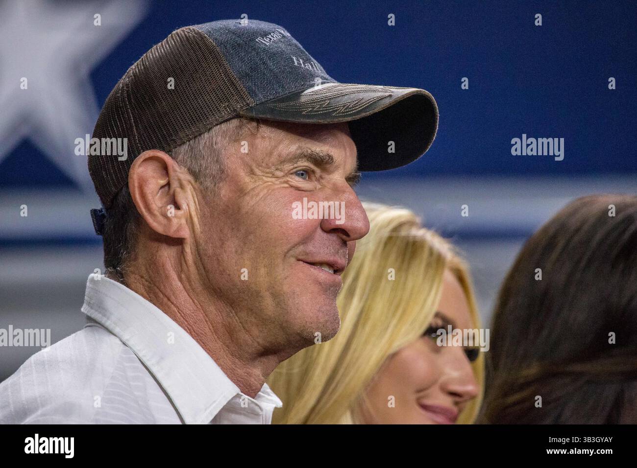 24. Februar 2018: Arlington, Texas, USA - Schauspieler, Dennis Quaid, posiert für einige Fotos während des WinStar Casino and Resort Iron Cowboy Bull Riding Events im AT & T Stadion in Arlington, Texas. (Bild: © Dan Wozniak via ZUMA Wire) Stockfoto