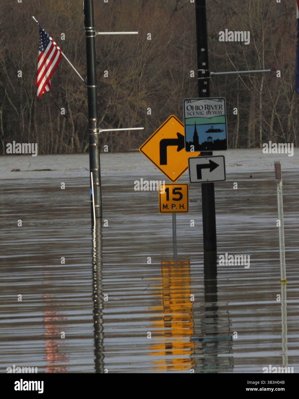 25. Februar 2018 - Aurora, Indiana, USA - der Ohio River ist auf halbem Weg auf der Main St in Aurora Indiana, der zum Ohio River Scenic Byway führt, wie er am 25. Februar 2018 gesehen wurde. (Bild: © Ernest Coleman via ZUMA Wire) Stockfoto