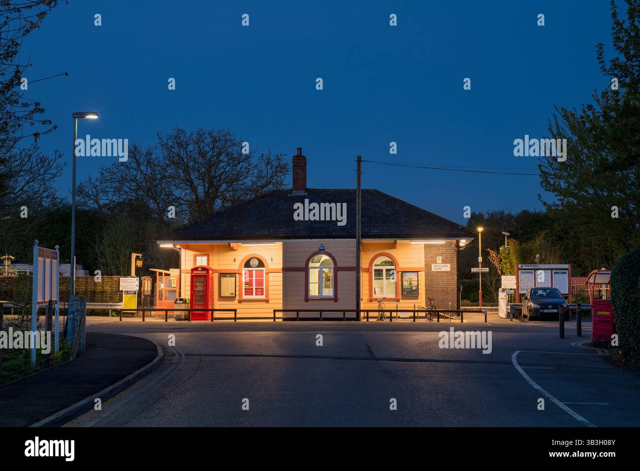 Bahnhof bei Sonnenaufgang. Charlbury, Oxfordshire, England Stockfoto
