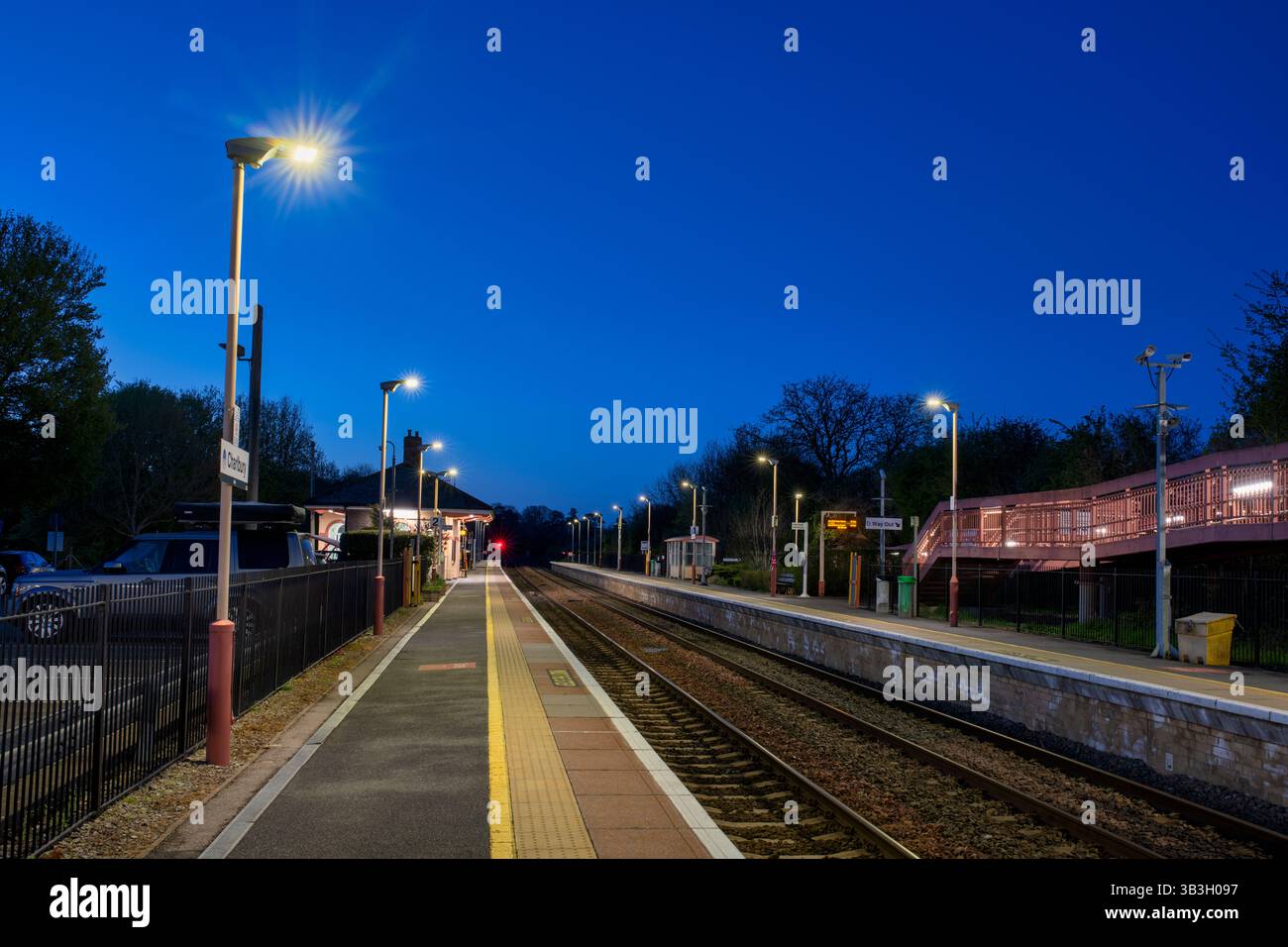 Bahnhof bei Sonnenaufgang. Charlbury, Oxfordshire, England Stockfoto