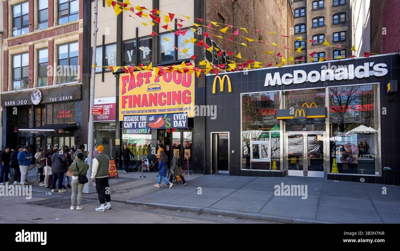 Burger Lovers stehen am Donnerstag, den 17. April 2025, vor Chili's Grill & Bar „Fast Food Financing“-Laden am Union Square in New York stundenlang an. Die Markenaktivierung war eine Werbeaktion für das 3-für-ME-Menü der Restaurantkette, die auf die Kosten der preiswerten Mahlzeiten in anderen Ketten, einschließlich des McDonald's nebenan, aufmerksam machte. (© Richard B. Levine) Stockfoto