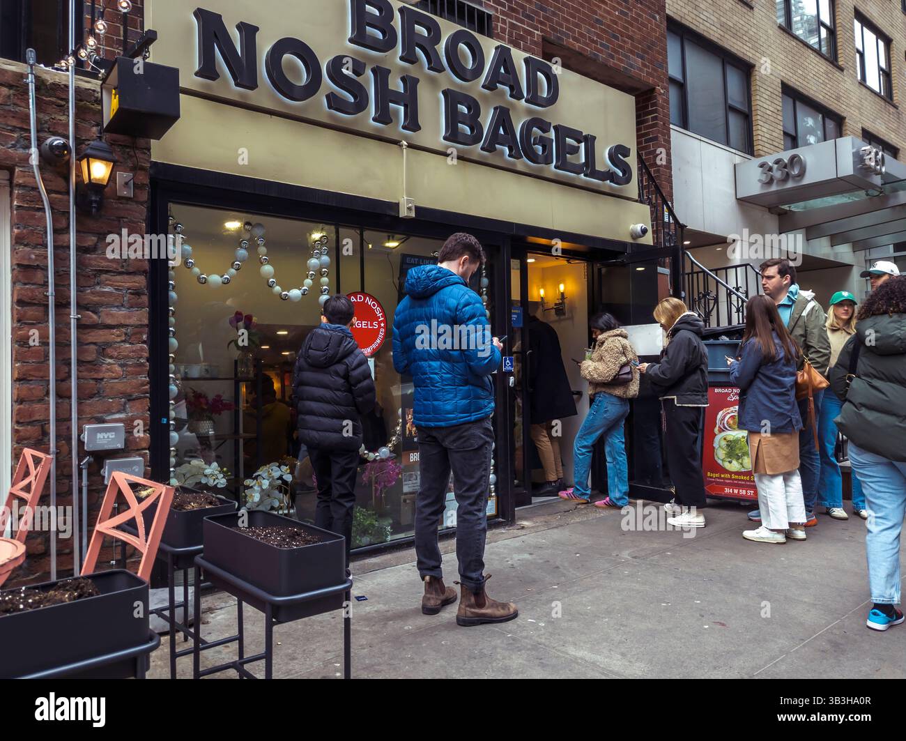 Am Sonntag, den 13. April 2025, können in New York Bruncher zum Mitnehmen vor breiten Nasenbagels in der Warteschlange stehen. (© Richard B. Levine) Stockfoto