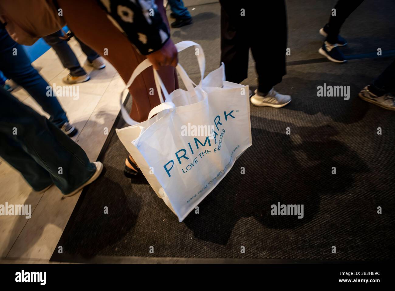 Frau mit einer Primark-Einkaufstasche in New York am Sonntag, 27. April 2025. (© Richard B. Levine) Stockfoto
