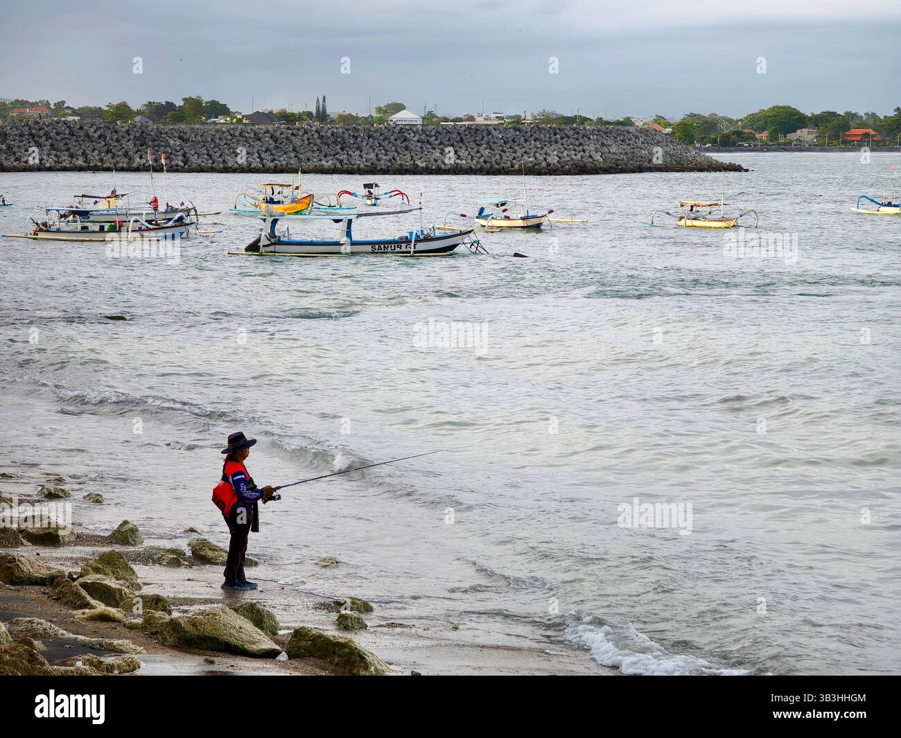 Sanur, Bali, Indonesien – 23. April 2024: Küstenfischen in der Bucht von Sanur Stockfoto