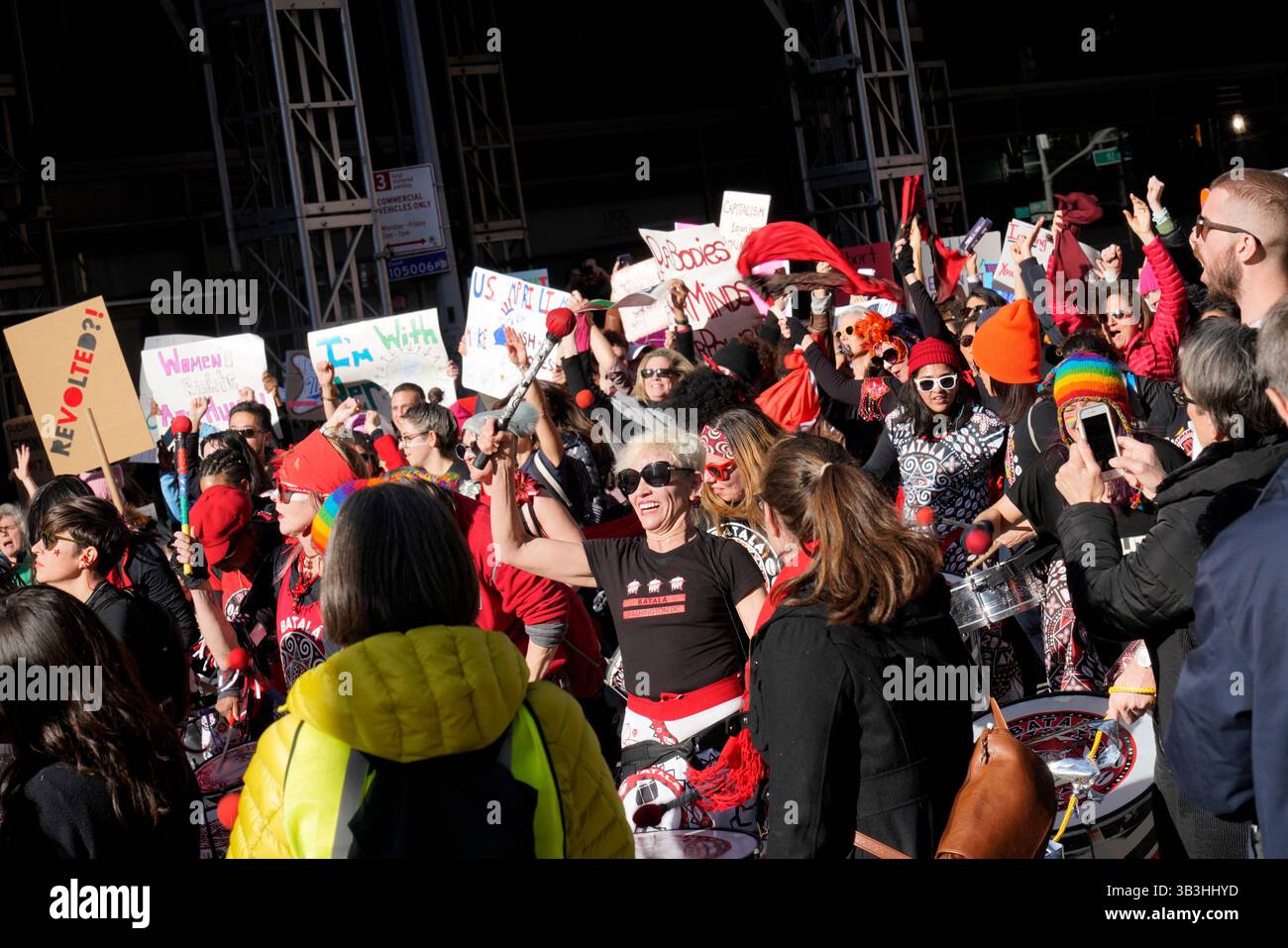 20. Januar 2018 - New York, New York, USA - Batala New York Samba Reggae Percussion Band führte den marsch an, als Tausende von Männern, Frauen und Kindern den marsch der Frauen entlang der 6th Avenue in Manhattan und durch die USA beobachteten und marschierten (Credit Image: © Viviane Moos Via ZUMA Wire) Stockfoto