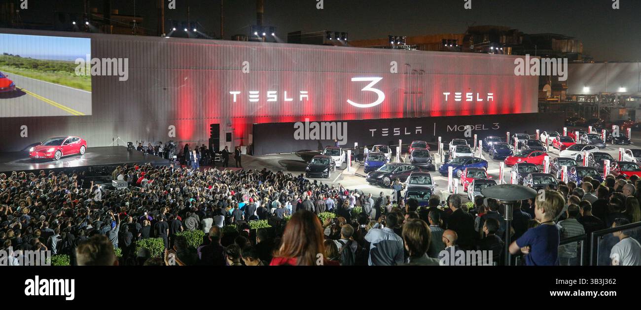 9. Februar 2016 – Kalifornien, USA – die Tesla Model 3 ist eine vollelektrische Viertürer-Luxuslimousine, die von Tesla, Inc. Hergestellt und verkauft wird Laut Tesla bietet das Standardmodell 3 eine Reichweite von 220 km, das Modell mit großer Reichweite von 334 km. Das Model 3 verfügt über ein minimalistisches Armaturenbrett mit nur einem mittig angebrachten LCD-Touchscreen. Innerhalb einer Woche nach der Vorstellung des Model 3 im Jahr 2016 hatte Tesla 325.000 Reservierungen für das Auto übernommen, mehr als das Dreifache der verkauften Model S Limousinen bis Ende 2015. Diese Reservierungen stellen potenzielle Verkäufe dar Stockfoto