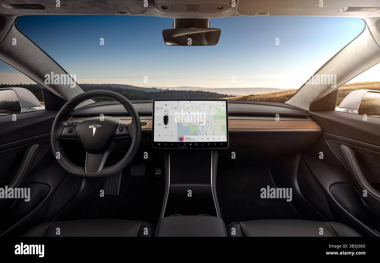 9. Februar 2016 – Kalifornien, USA – die Tesla Model 3 ist eine vollelektrische Viertürer-Luxuslimousine, die von Tesla, Inc. Hergestellt und verkauft wird Laut Tesla bietet das Standardmodell 3 eine Reichweite von 220 km, das Modell mit großer Reichweite von 334 km. Das Model 3 verfügt über ein minimalistisches Armaturenbrett mit nur einem mittig angebrachten LCD-Touchscreen. Innerhalb einer Woche nach der Vorstellung des Model 3 im Jahr 2016 hatte Tesla 325.000 Reservierungen für das Auto übernommen, mehr als das Dreifache der verkauften Model S Limousinen bis Ende 2015. Diese Reservierungen stellen potenzielle Verkäufe dar Stockfoto