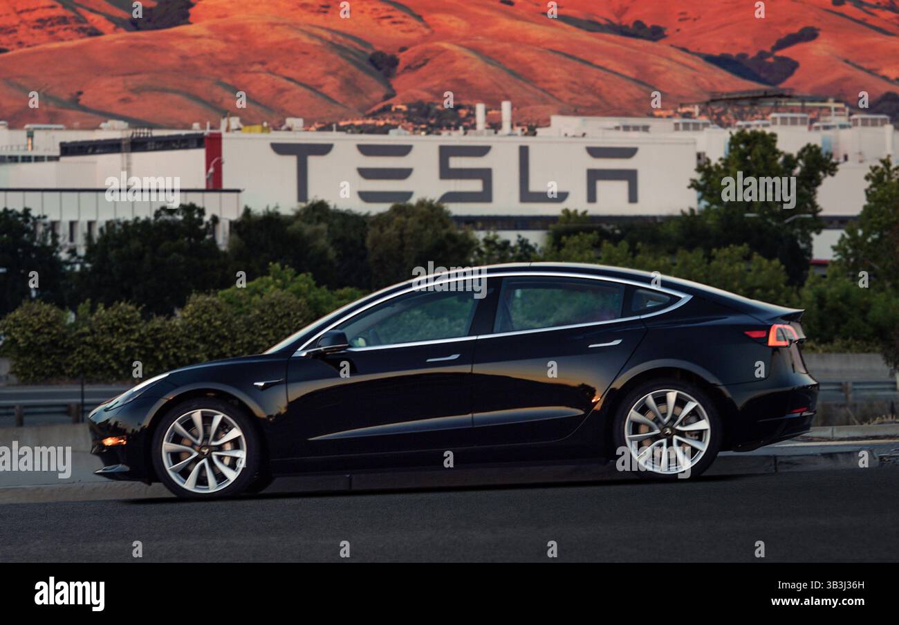 9. Februar 2016 – Kalifornien, USA – die Tesla Model 3 ist eine vollelektrische Viertürer-Luxuslimousine, die von Tesla, Inc. Hergestellt und verkauft wird Laut Tesla bietet das Standardmodell 3 eine Reichweite von 220 km, das Modell mit großer Reichweite von 334 km. Das Model 3 verfügt über ein minimalistisches Armaturenbrett mit nur einem mittig angebrachten LCD-Touchscreen. Innerhalb einer Woche nach der Vorstellung des Model 3 im Jahr 2016 hatte Tesla 325.000 Reservierungen für das Auto übernommen, mehr als das Dreifache der verkauften Model S Limousinen bis Ende 2015. Diese Reservierungen stellen potenzielle Verkäufe dar Stockfoto