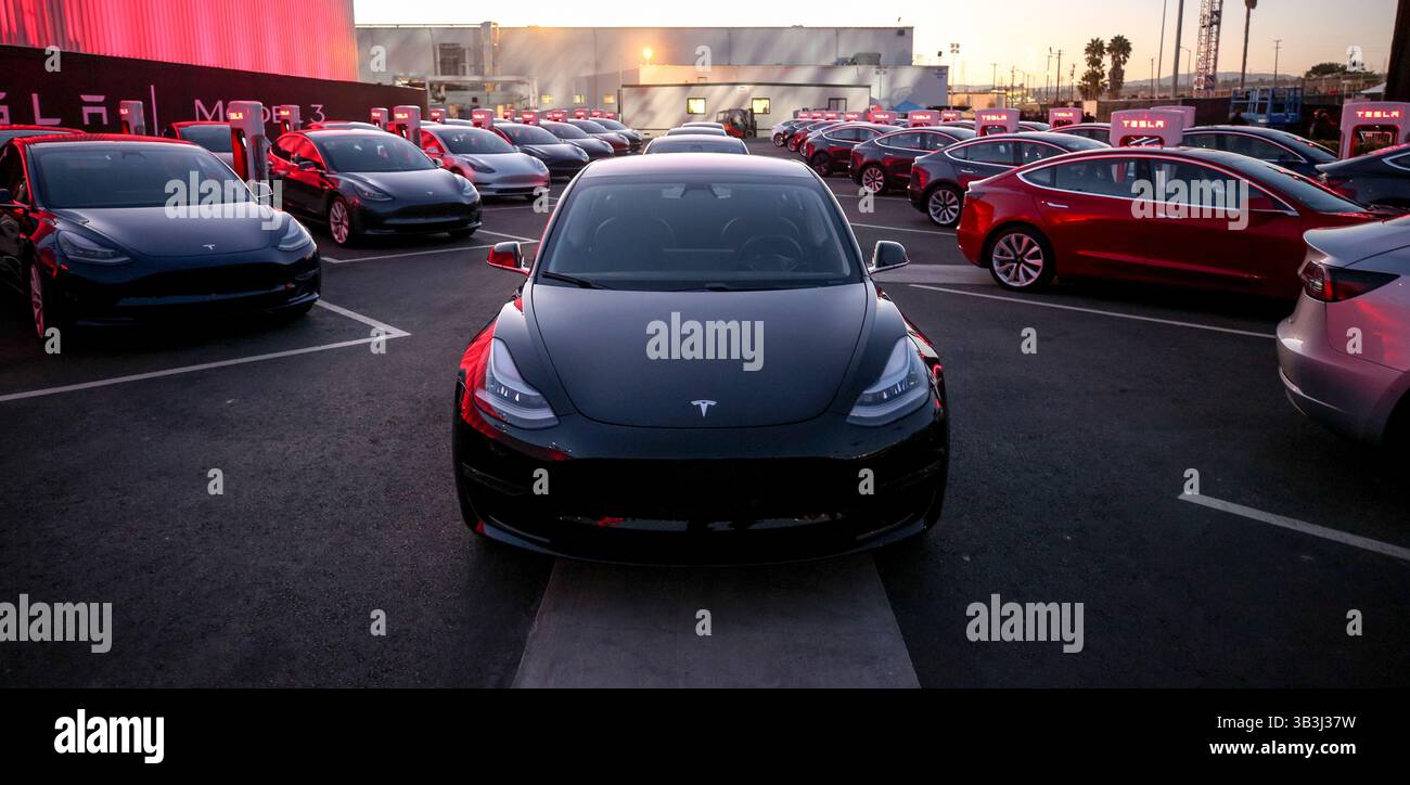 9. Februar 2016 – Kalifornien, USA – die Tesla Model 3 ist eine vollelektrische Viertürer-Luxuslimousine, die von Tesla, Inc. Hergestellt und verkauft wird Laut Tesla bietet das Standardmodell 3 eine Reichweite von 220 km, das Modell mit großer Reichweite von 334 km. Das Model 3 verfügt über ein minimalistisches Armaturenbrett mit nur einem mittig angebrachten LCD-Touchscreen. Innerhalb einer Woche nach der Vorstellung des Model 3 im Jahr 2016 hatte Tesla 325.000 Reservierungen für das Auto übernommen, mehr als das Dreifache der verkauften Model S Limousinen bis Ende 2015. Diese Reservierungen stellen potenzielle Verkäufe dar Stockfoto