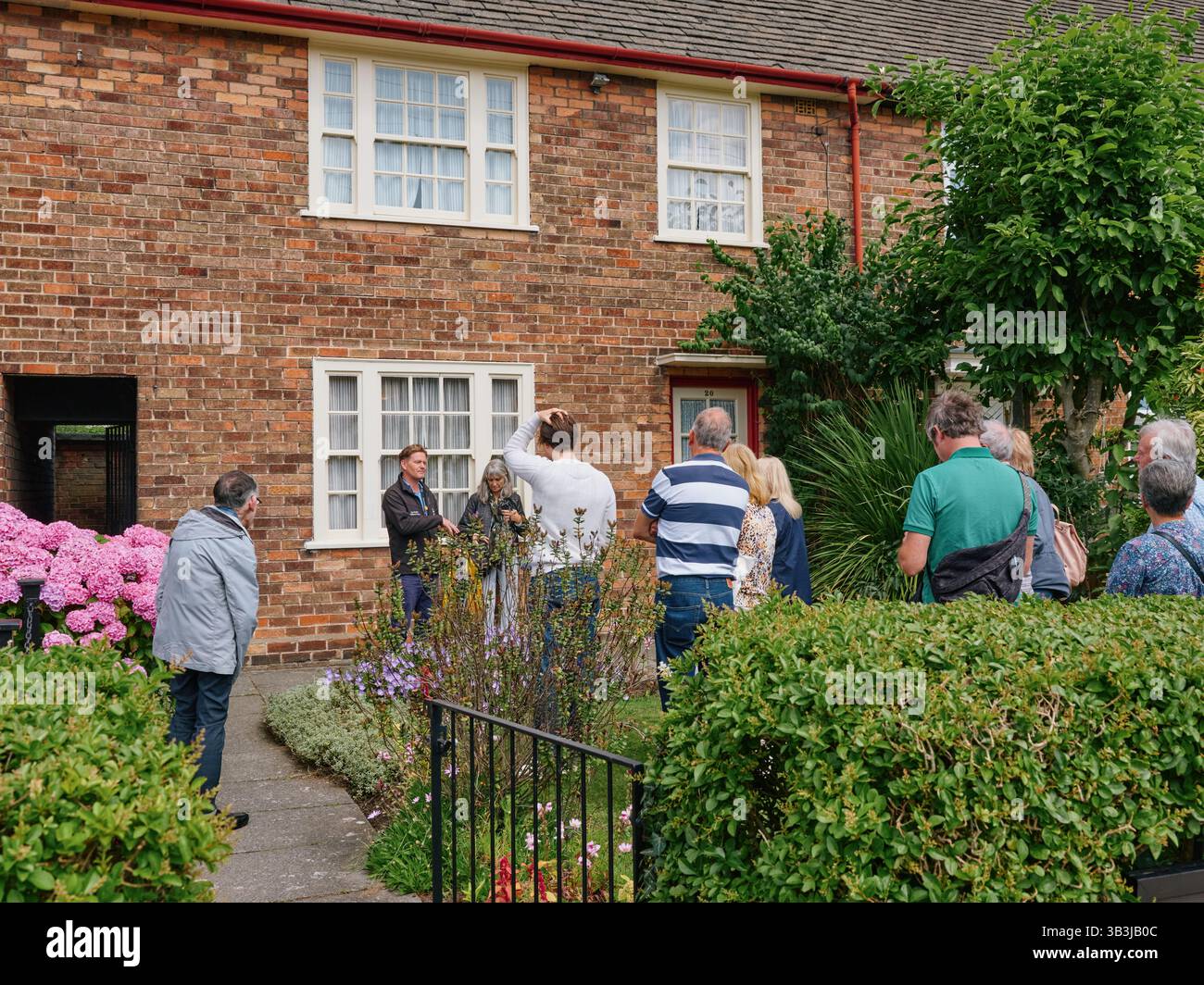Paul McCartney Kindheitshaus mit Touristen, die Besucher der Garten in Liverpool England gezeigt werden UK - Beatles Tour Tourism Stockfoto