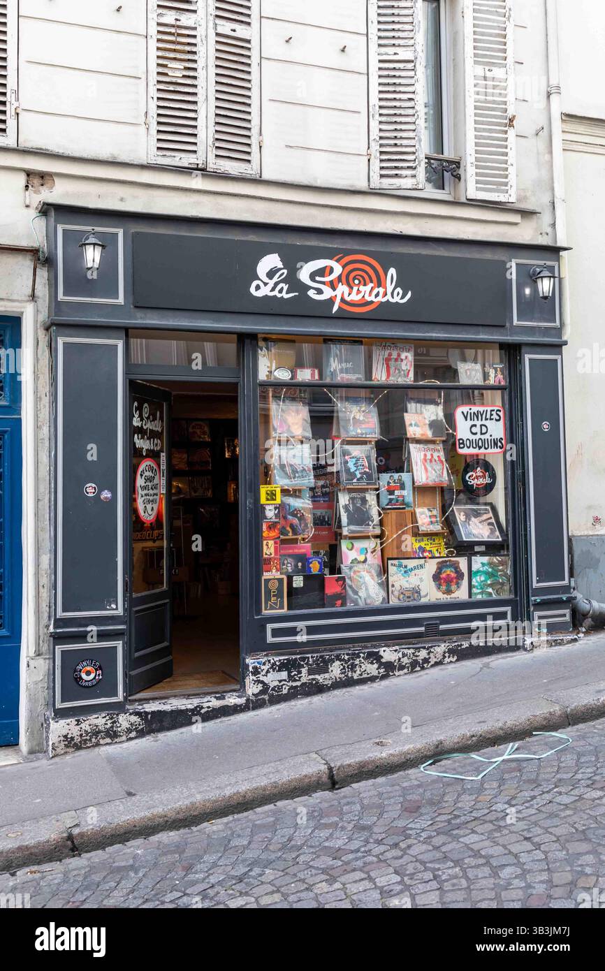 Plattenladen La Spirale in der Rue Tholozé 11 im Pariser Montmartre, Frankreich Stockfoto