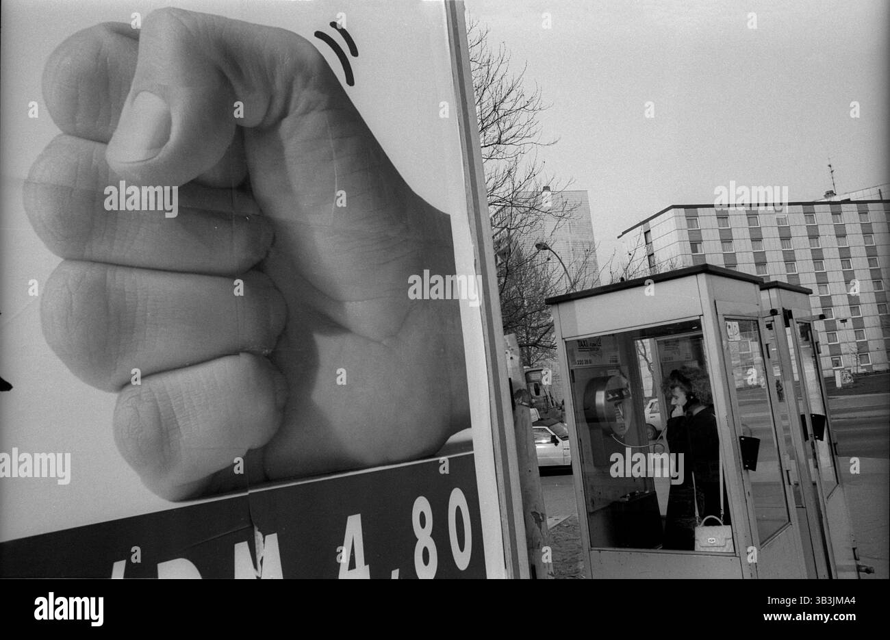 Telefon Werbung Deutschland, Berlin, 03.04.1992, Telefonzelle und Faust Werbung an der Landsberger Allee ehem. Leninallee, Â *** Telefonwerbung Deutschland, Berlin, 03 04 1992, Telefonbox und Faust Werbung an der Landsberger Allee vormals Leninallee, Â Stockfoto