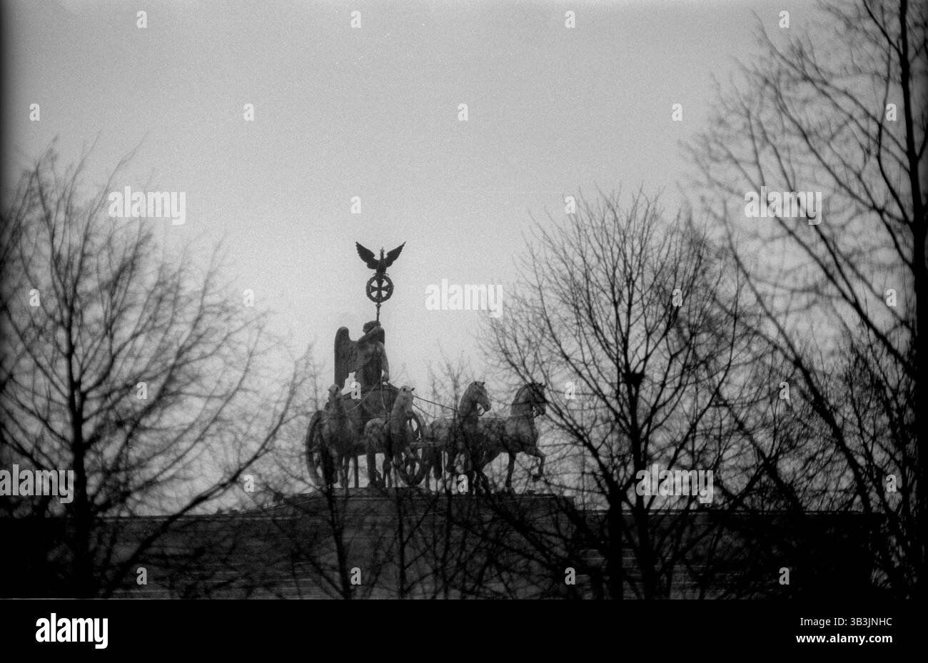 Quadriga Deutschland, Berlin, 04.04.1992, Quadriga auf dem Brandenburger Tor, heute steht vor dieser Stelle das wiedererbaute Hotel Adlon, Â *** Quadriga Germany, Berlin, 04 04 04 1992, Quadriga am Brandenburger Tor, heute steht vor diesem Ort das wiedererbaute Hotel Adlon, Â Stockfoto