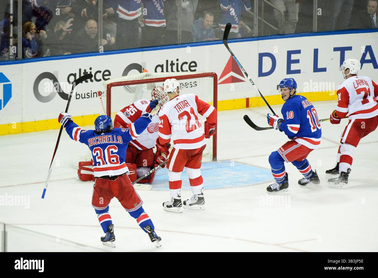 24. November 2017: Mats Zuccarello (36) der New York Rangers feiert, nachdem er das Siegtor hinter Detroit Red Wings-Torwart Jimmy Howard (35) und J.T. Miller (10) der New York Rangers im Madison Square Garden in Manhattan erzielte. Die New York Rangers besiegen die Detroit Red Wings 2-1 in Überstunden. Obligatorischer Kredit: Kostas Lymperopoulos/CSM (Kredit-Bild: &Copy; Kostas Lymperopoulos/CSM via ZUMA Wire) Stockfoto