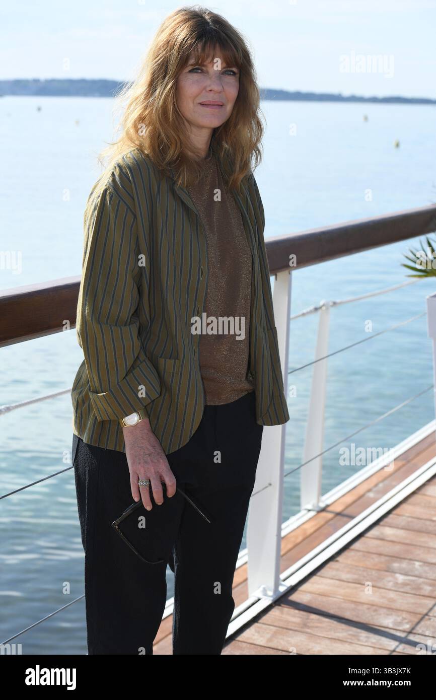 Cannes, Frankreich. April 2025. Gwendoline Hamon nimmt am „Rien ne T'efface“ Fotocall während des 8. Canneseries International Festival in Plage du Majestic 5 Teil. Quelle: SOPA Images Limited/Alamy Live News Stockfoto