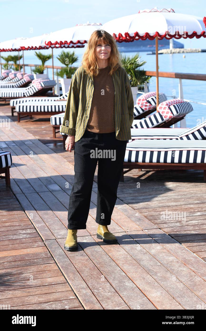 Cannes, Frankreich. April 2025. Gwendoline Hamon nimmt am „Rien ne T'efface“ Fotocall während des 8. Canneseries International Festival in Plage du Majestic 5 Teil. Quelle: SOPA Images Limited/Alamy Live News Stockfoto