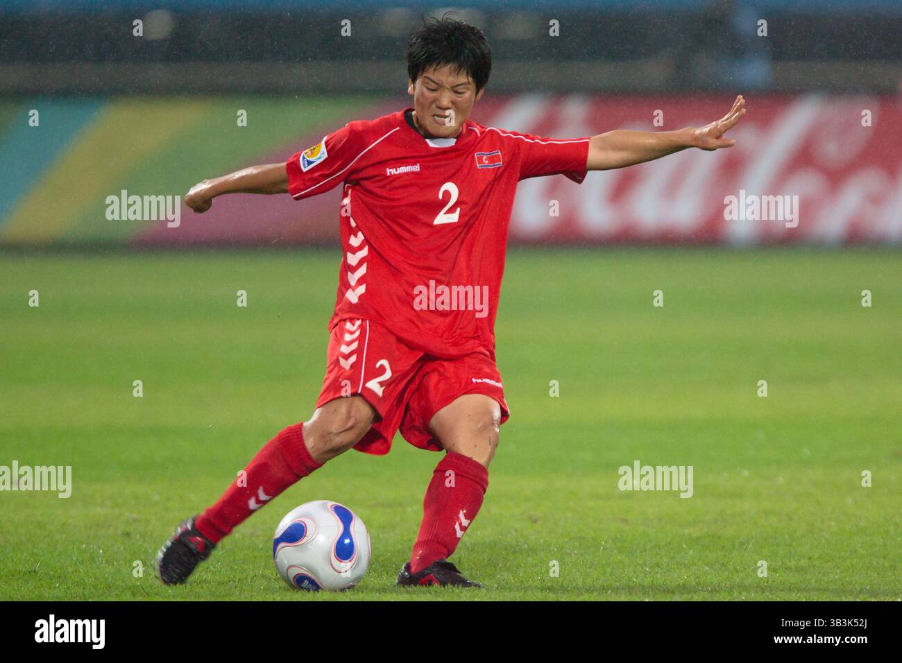 Kim Kyong-hwa aus Nordkorea tritt am 11. September 2007 im Chengdu Sports Center Stadion in Chengdu in China bei einem Spiel der FIFA Frauen-Weltmeisterschaft Gruppe B gegen die Vereinigten Staaten an. Nur redaktionelle Verwendung. Kommerzielle Nutzung verboten. (Foto: Jonathan Paul Larsen / Diadem Images) Stockfoto