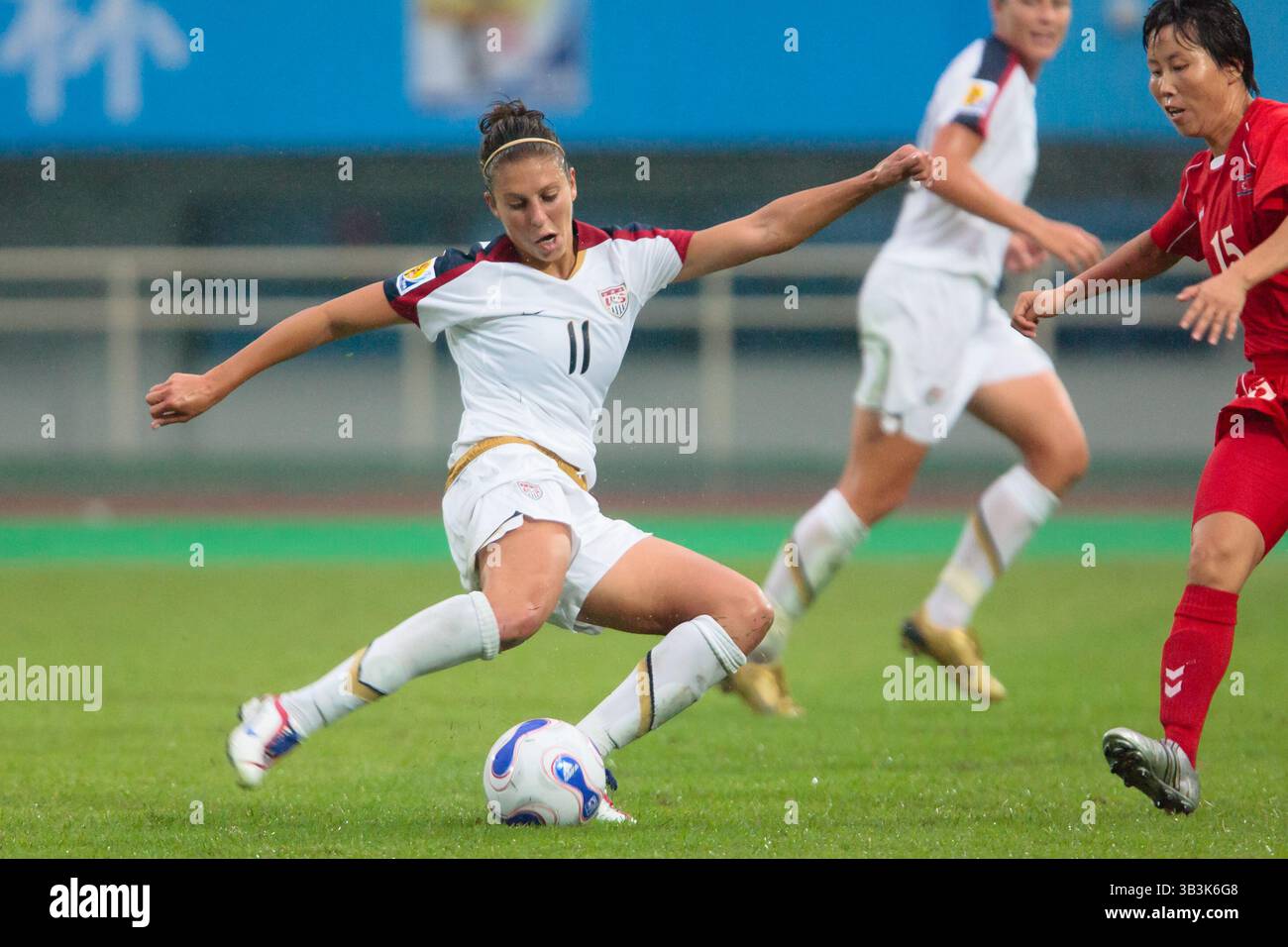 Carli Lloyd aus den Vereinigten Staaten schießt den Ball gegen Nordkorea während eines Spiels der FIFA Frauen-Weltmeisterschaft Gruppe B am 11. September 2007 im Chengdu Sports Center Stadium in Chengdu, China. Nur redaktionelle Verwendung. Kommerzielle Nutzung verboten. Stockfoto
