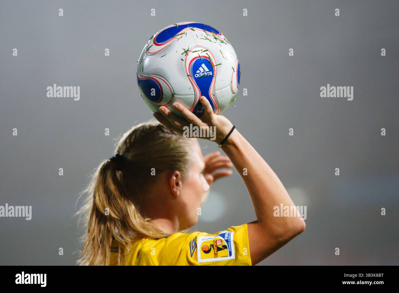 Ein offizieller Adidas-Ball findet am 11. September 2007 im Chengdu Sports Center Stadion in Chengdu, China, bei einem Spiel der FIFA Frauen-Weltmeisterschaft Gruppe B gegen Nigeria von Anna Paulson aus Schweden statt. Nur redaktionelle Verwendung. Kommerzielle Nutzung verboten. Stockfoto