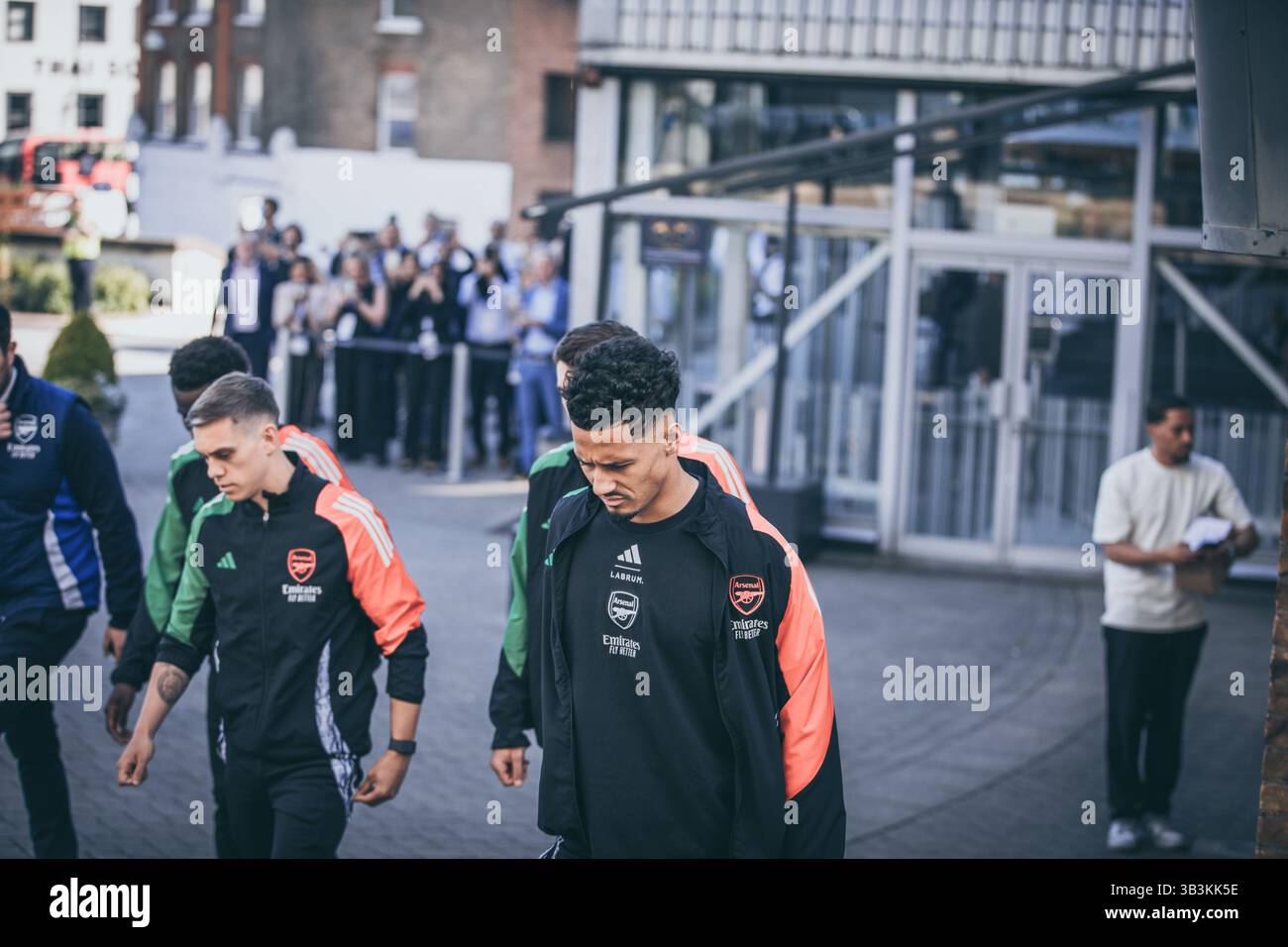 London, England, 29. April 2025, die Spieler des Arsenal FC werden von ihren Fans begrüßt, wenn sie in ihrem Hotel ankommen, um das Halbfinale der Champions League gegen Paris Saint-Germain zu spielen, Credit: Ben Lahoussine/Alamy Live News Stockfoto