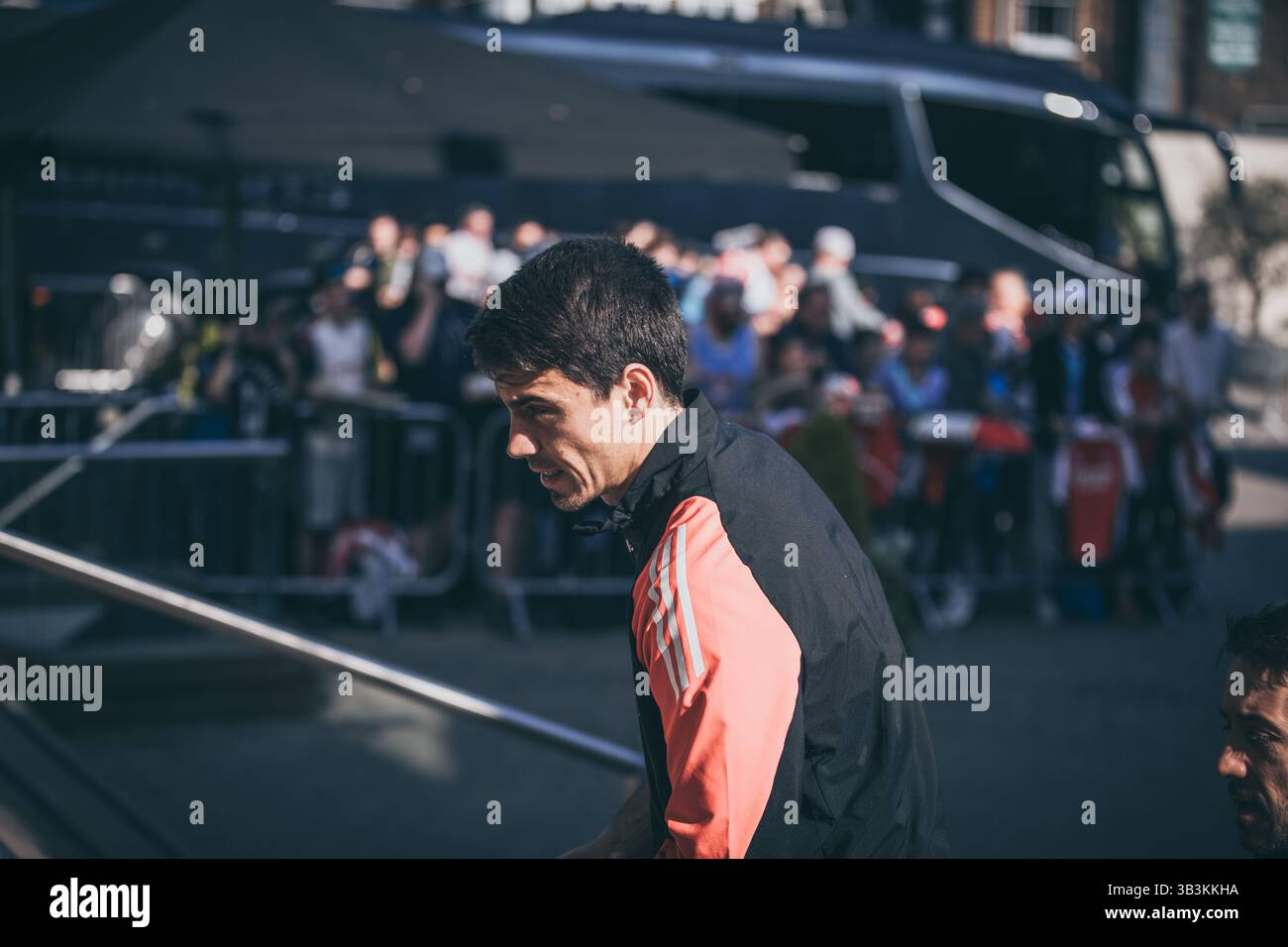 London, England, 29. April 2025, die Spieler des Arsenal FC werden von ihren Fans begrüßt, wenn sie in ihrem Hotel ankommen, um das Halbfinale der Champions League gegen Paris Saint-Germain zu spielen, Credit: Ben Lahoussine/Alamy Live News Stockfoto