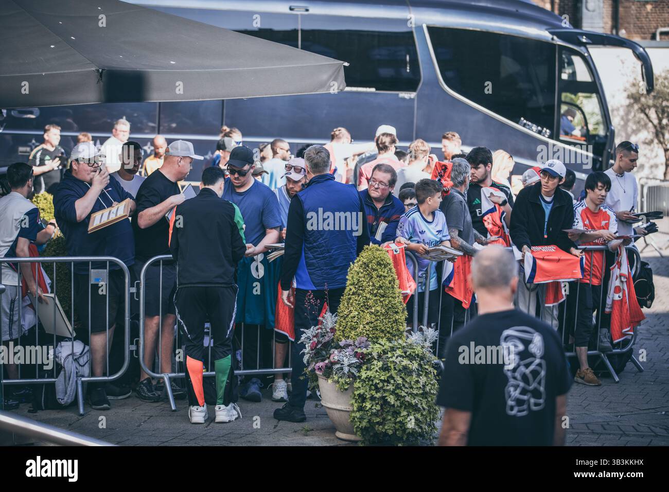 London, England, 29. April 2025, die Spieler des Arsenal FC werden von ihren Fans begrüßt, wenn sie in ihrem Hotel ankommen, um das Halbfinale der Champions League gegen Paris Saint-Germain zu spielen, Credit: Ben Lahoussine/Alamy Live News Stockfoto