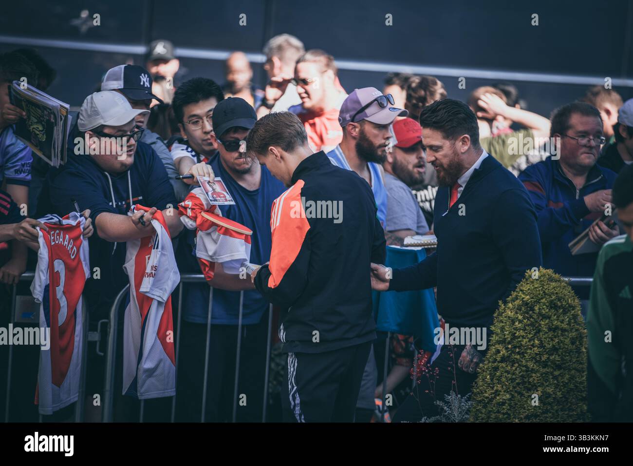 London, England, 29. April 2025, die Spieler des Arsenal FC werden von ihren Fans begrüßt, wenn sie in ihrem Hotel ankommen, um das Halbfinale der Champions League gegen Paris Saint-Germain zu spielen, Credit: Ben Lahoussine/Alamy Live News Stockfoto