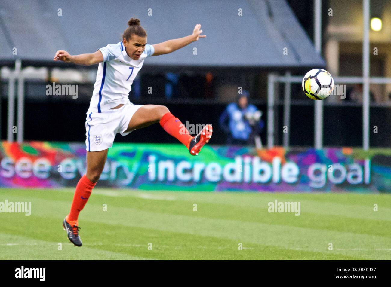 1. März 2018: Columbus, Ohio, USA - die englische Frauennationalmannschaft NIKITA PARRIS (7) kontrolliert den Ball während des Spiels zwischen der englischen Frauennationalmannschaft und der französischen Frauennationalmannschaft im Mapfre Stadium. (Kreditbild: © Scott Stuart via ZUMA Wire) Stockfoto