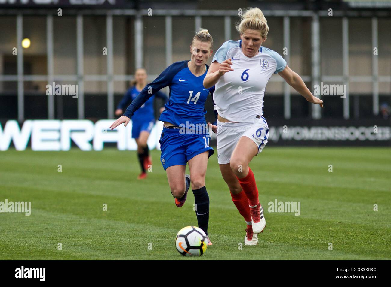 1. März 2018: Columbus, Ohio, USA – die englische Nationalmannschaft der Frauen Millie Bright (6) und Faustine Robert (14) verfolgen den Ball während des Spiels zwischen der englischen Frauennationalmannschaft und der französischen Frauennationalmannschaft im Mapfre Stadium, Columbus, Ohio. (Kreditbild: © Scott Stuart via ZUMA Wire) Stockfoto
