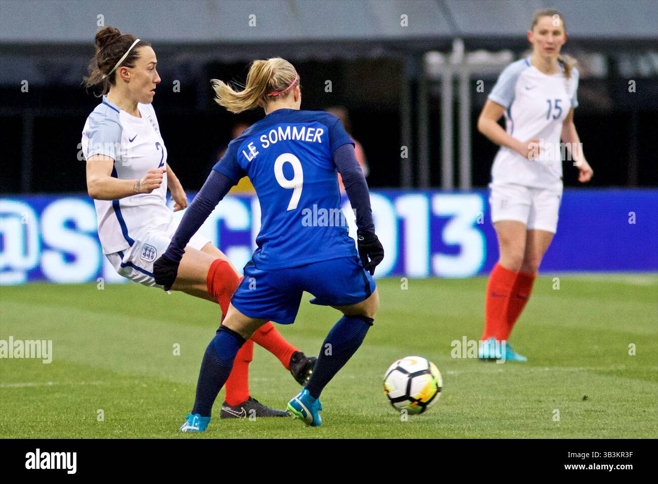 1. März 2018: Columbus, Ohio, USA - England, LUCY BRONZE (2) übergibt den Ball von EUGENIE LESOMMER (9) während des Spiels zwischen der englischen Frauennationalmannschaft und der französischen Frauennationalmannschaft im Mapfre Stadium. (Kreditbild: © Scott Stuart via ZUMA Wire) Stockfoto