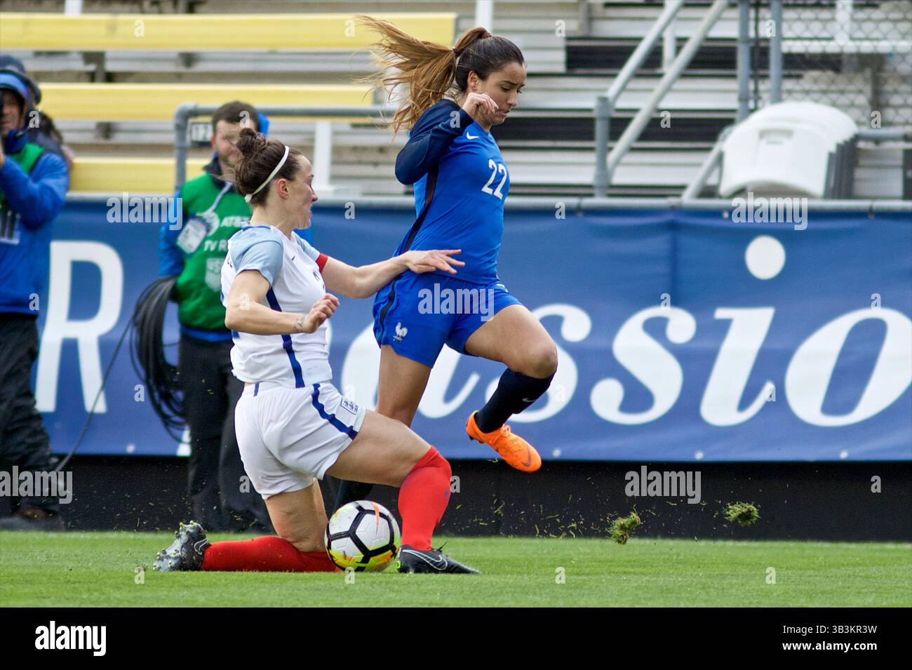 1. März 2018: Columbus, Ohio, USA - Frankreich Sakina Karchaoui (22) schiebt den Ball von der englischen Frauennationalmannschaft Jill Scott (8) während des Spiels zwischen der englischen Frauennationalmannschaft und der französischen Frauennationalmannschaft im Mapfre Stadium in Columbus, Ohio. (Kreditbild: © Scott Stuart via ZUMA Wire) Stockfoto