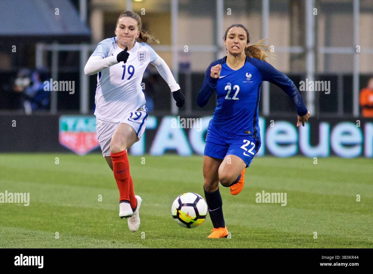 1. März 2018: Columbus, Ohio, USA – die englische Nationalmannschaft der Frauen, Mel Lawley (19) und Sakina Karchaoui (22), verfolgen den Ball während des Spiels zwischen der englischen Frauennationalmannschaft und der französischen Frauennationalmannschaft im Mapfre Stadium, Columbus, Ohio. (Kreditbild: © Scott Stuart via ZUMA Wire) Stockfoto