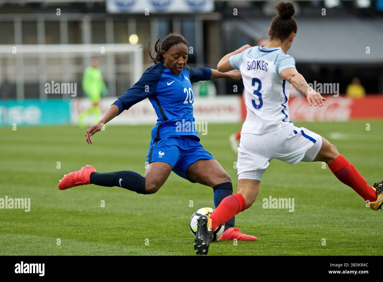 1. März 2018: Columbus, Ohio, USA - Mittelfeldspielerin Kadidiatou Diani (20) der französischen Frauen-Nationalmannschaft, tritt im Mapfre Stadium, Columbus, Ohio, vor Demi Stokes (3) in Richtung Tor. (Kreditbild: © Scott Stuart via ZUMA Wire) Stockfoto