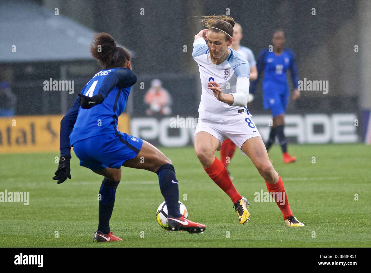 1. März 2018: Columbus, Ohio, USA - die englische Mittelfeldspielerin Jill Scott (8) spielt im Mapfre Stadium in Columbus, Ohio, um Laura Georges (4) die französische Frauennationalmannschaft. (Kreditbild: © Scott Stuart via ZUMA Wire) Stockfoto