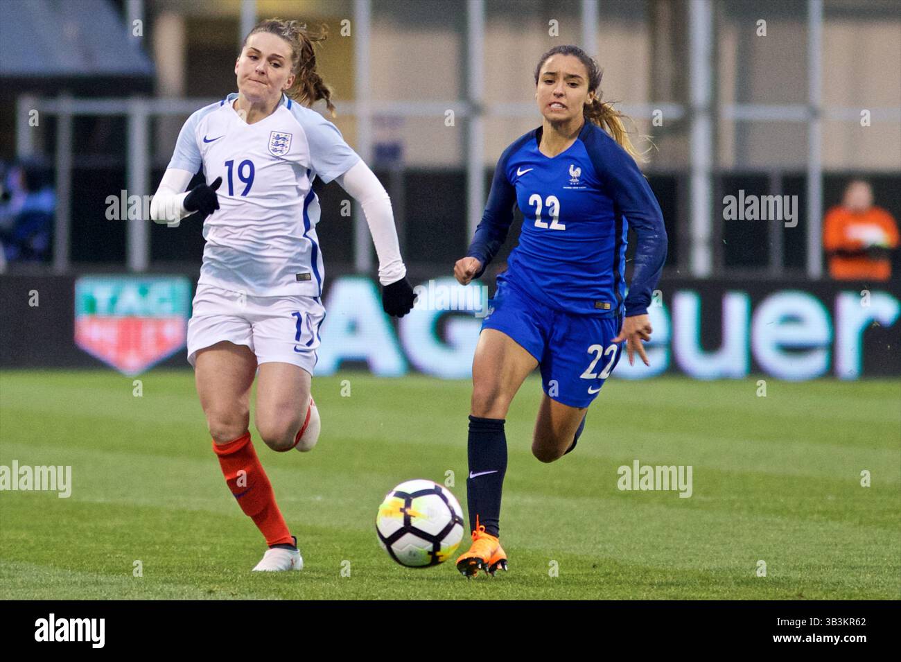 1. März 2018: Columbus, Ohio, USA – die englische Nationalmannschaft der Frauen, Mel Lawley (19) und Sakina Karchaoui (22), verfolgen den Ball während des Spiels zwischen der englischen Frauennationalmannschaft und der französischen Frauennationalmannschaft im Mapfre Stadium, Columbus, Ohio. (Kreditbild: © Scott Stuart via ZUMA Wire) Stockfoto