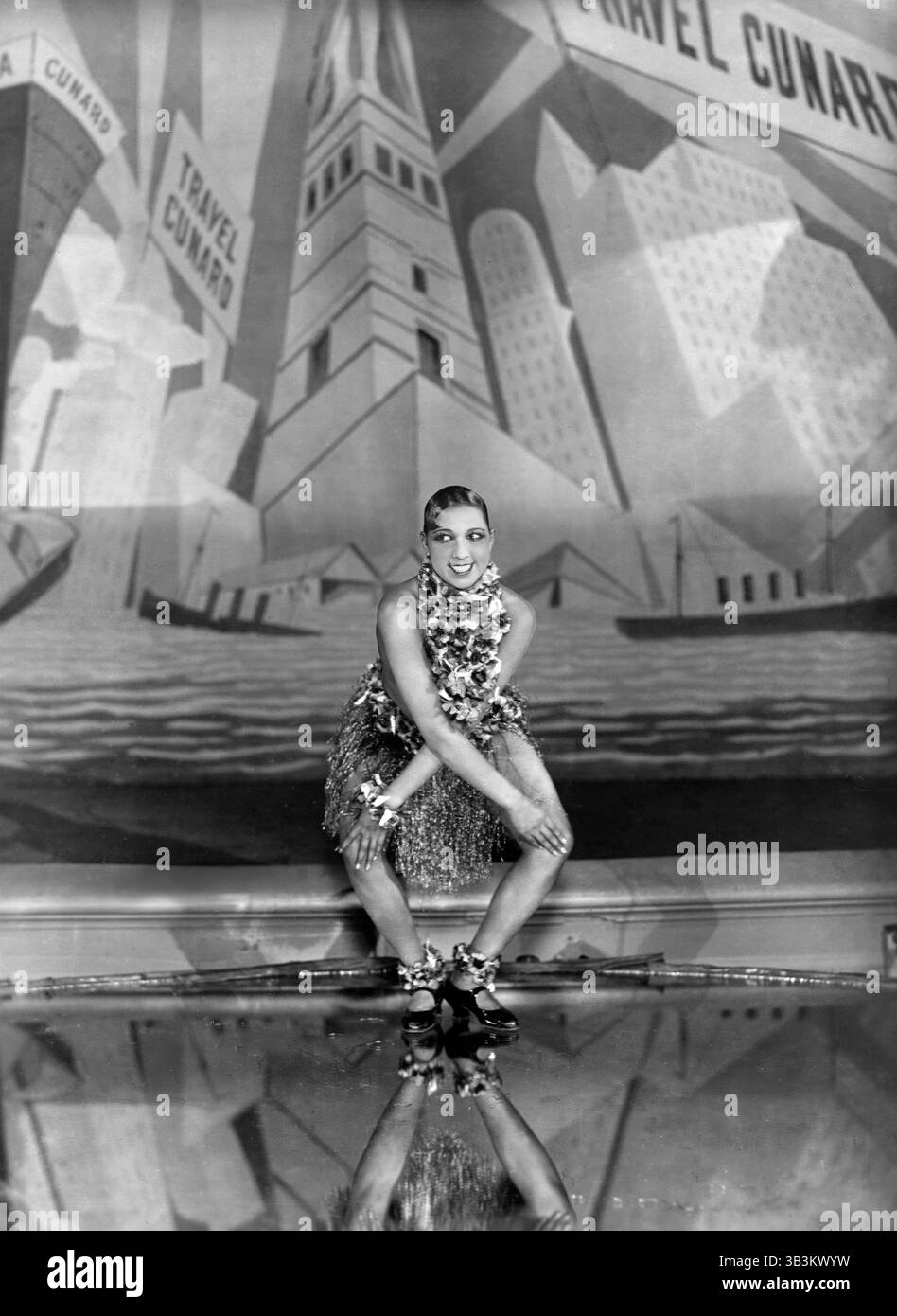 Brüllende Zwanziger. Foto von Josephine Baker, der 1926 den Charleston, einen archetypischen Tanz der 1920er Jahre, im Folies Bergère aufführt Stockfoto
