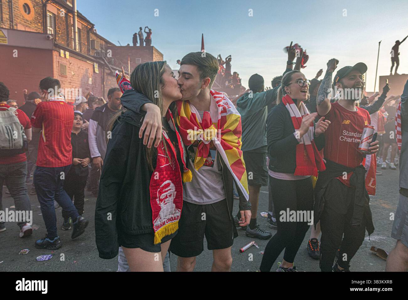 Das Liverpool-Unterstützerpaar küsst sich, nachdem er die Premier League in der ersten Saison von Arne Slot im Club in Liverpool gewonnen hatte Stockfoto