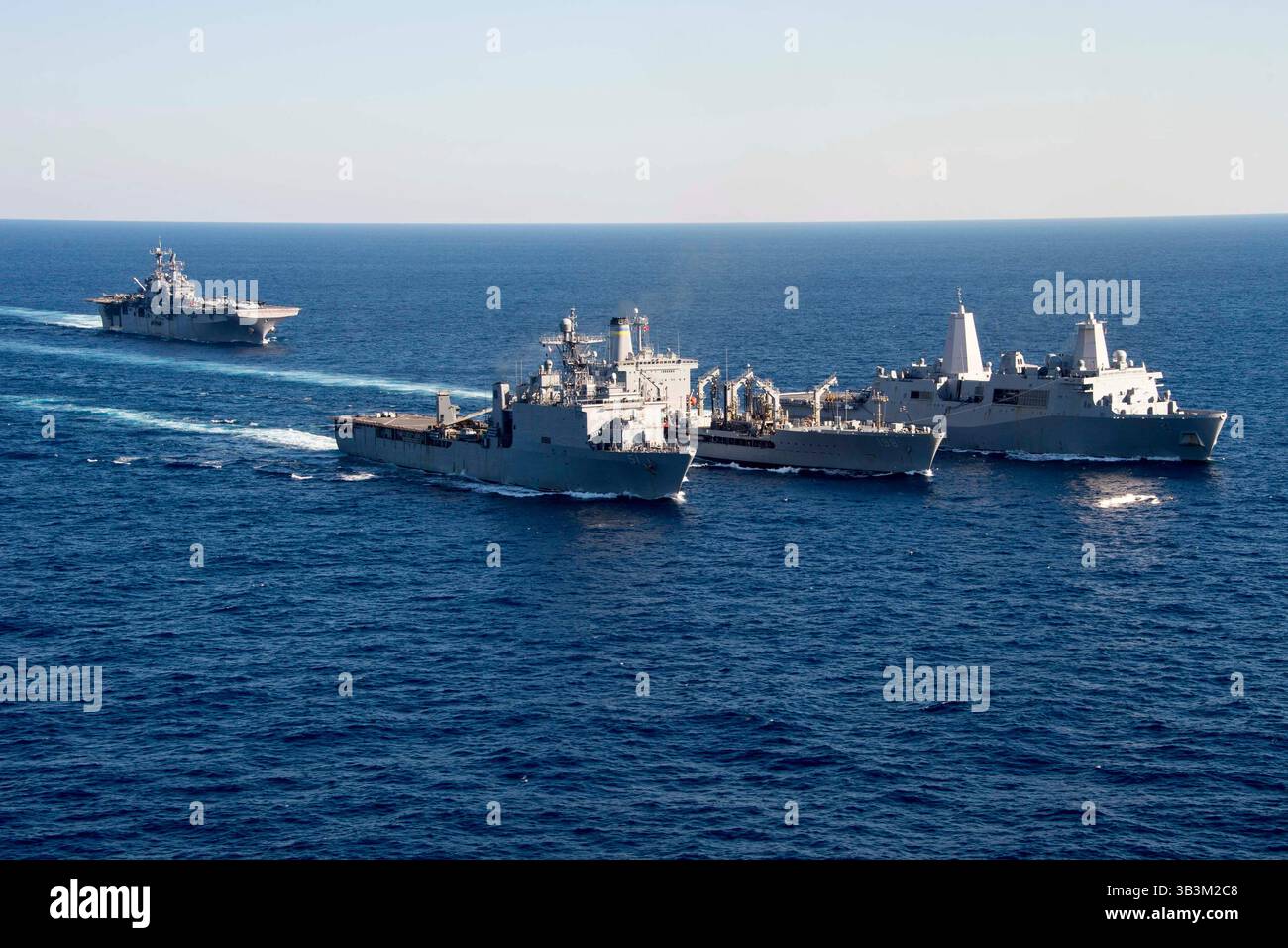 26. November 2017: Das Amphibienschiff der Harpers Ferry-Klasse USS Oak Hill (links), der Henry J. Kaiser-Klasse der US Navy, die USNS Big Horn, und das Amphibientransportschiff USS New York Steam, das am 26. November 2017 im Atlantik gegründet wurde. (Bild: © Michael H. Lehman/Planet Pix via ZUMA Wire) Stockfoto
