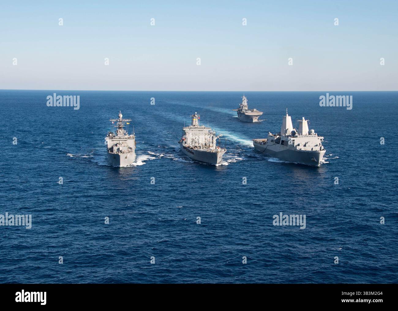 26. November 2017: Das Amphibienschiff der Harpers Ferry-Klasse USS Oak Hill (links), der Henry J. Kaiser-Klasse der US Navy, die USNS Big Horn, und das Amphibientransportschiff USS New York Steam, das am 26. November 2017 im Atlantik gegründet wurde. (Bild: © Michael H. Lehman/Planet Pix via ZUMA Wire) Stockfoto