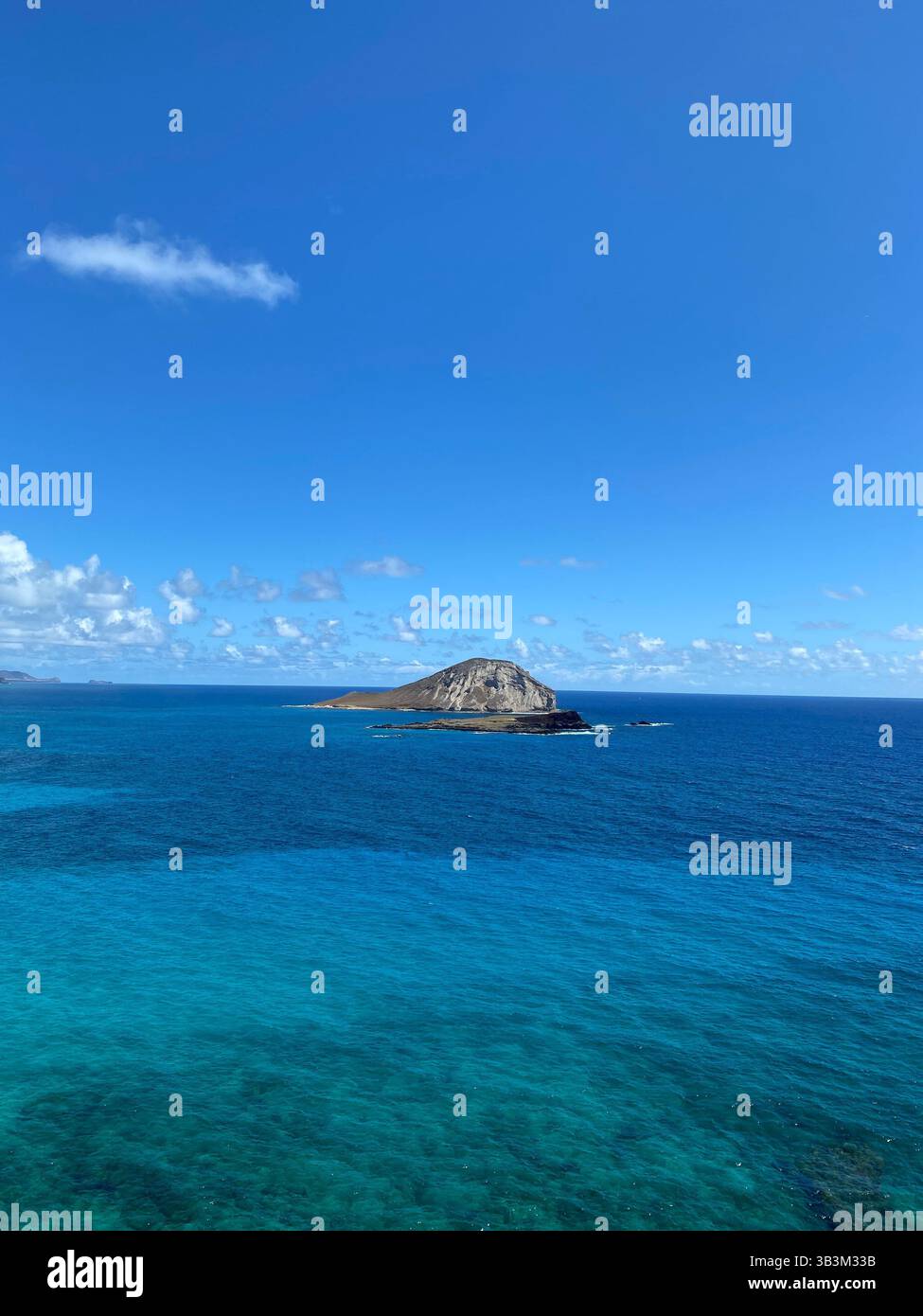 Ruhe in Bewegung: Sanfte Wellen Rollen unter einem gemalten Inselhimmel. - Smartphone-aufgenommenes Stockfoto