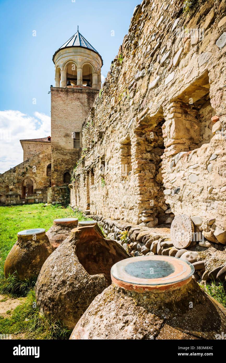 Alte qvevri-Schiffe und historische Mauern der Svetitskhoveli-Kathedrale in Mzcheta, Georgien, unter einem klaren Frühlingshimmel Stockfoto
