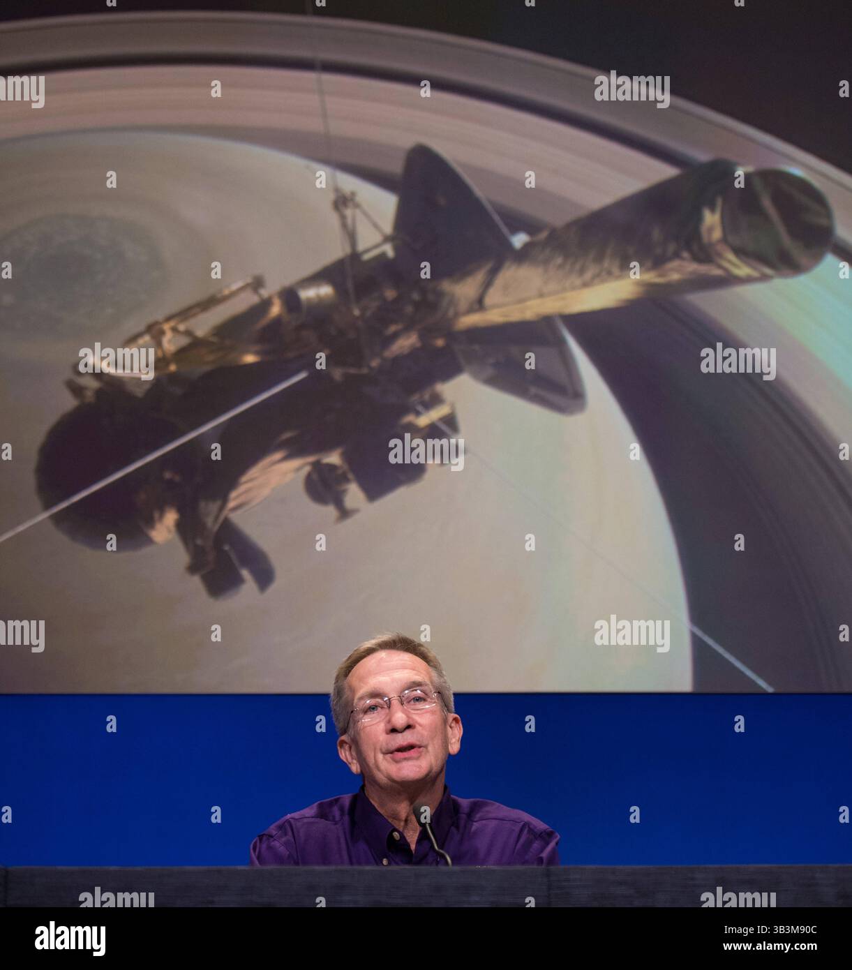 13. September 2017 – Pasadena, USA – Cassini Program Manager Earl Maize spricht während einer Pressekonferenz am Ende der Cassini-Huygens Saturn Mission im NASA Jet Propulsion Laboratory am 13. September 2017 in Pasadena, Kalifornien. (Bild: © Joel Kowsky/Planet Pix via ZUMA Wire) Stockfoto