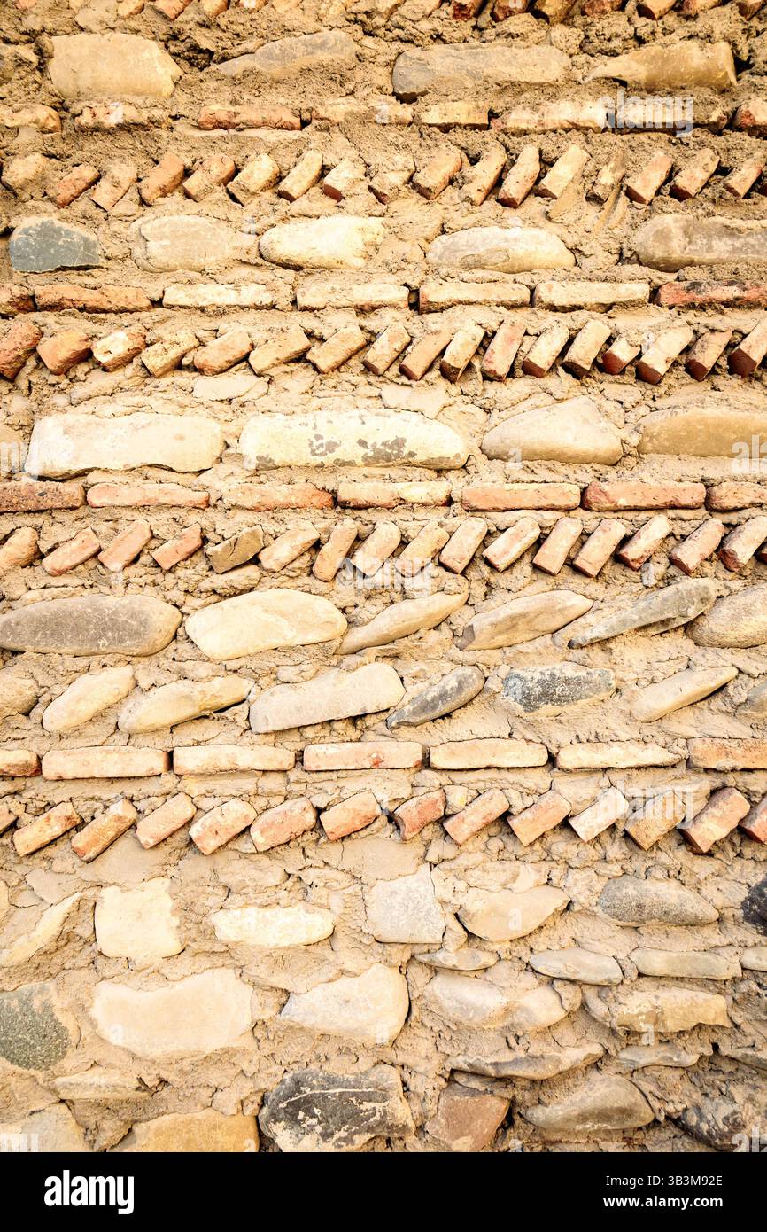 Nahaufnahme der traditionellen georgianischen Stein- und Ziegelmauer mit diagonalen Backsteinmustern, die historische Mauerwerkstechniken zeigen Stockfoto