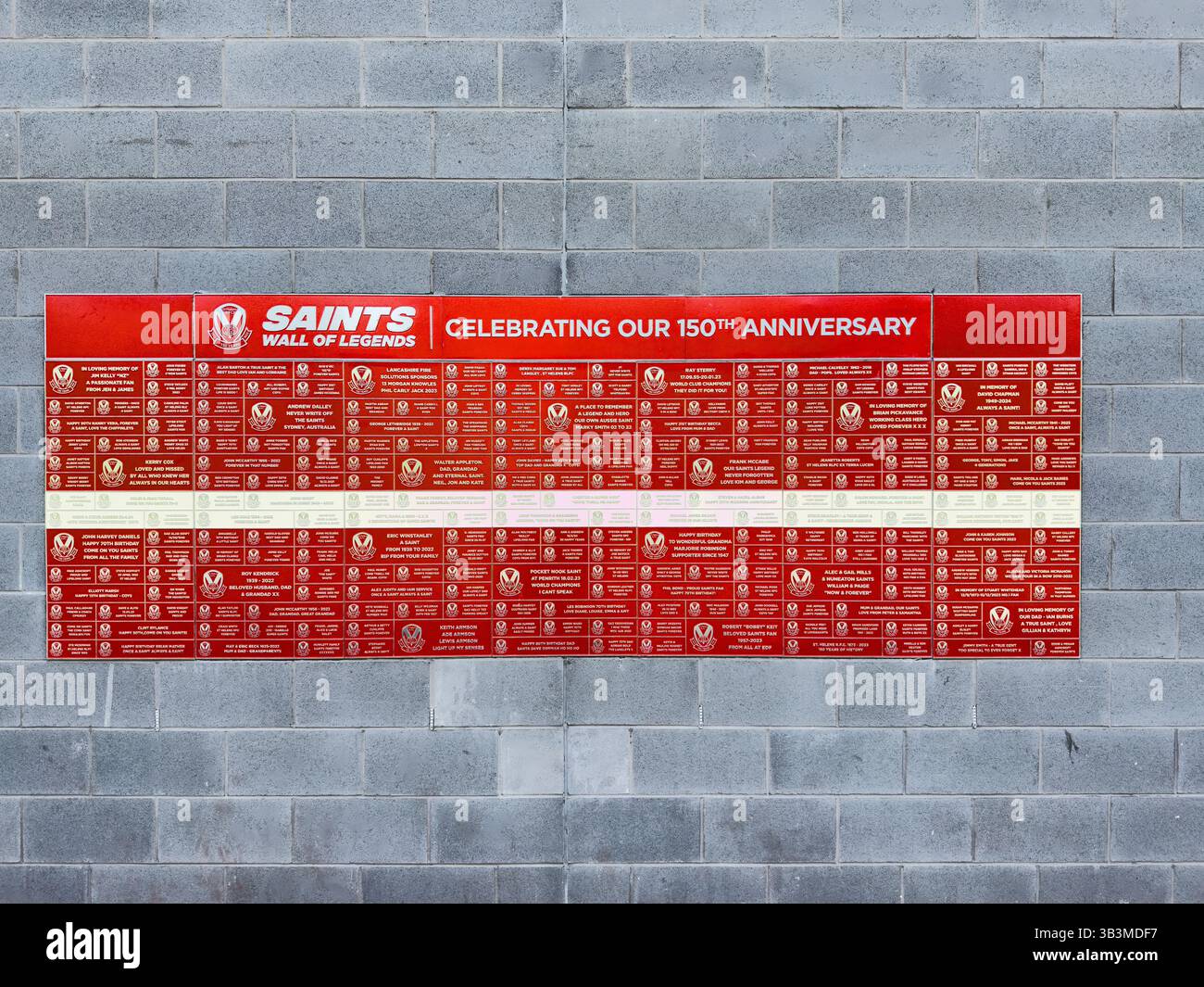 St. Helens Rugby League Club. Die Plakette „Wall of Legends“ an der Wand des Stadions. - Smartphone-aufgenommenes Stockfoto