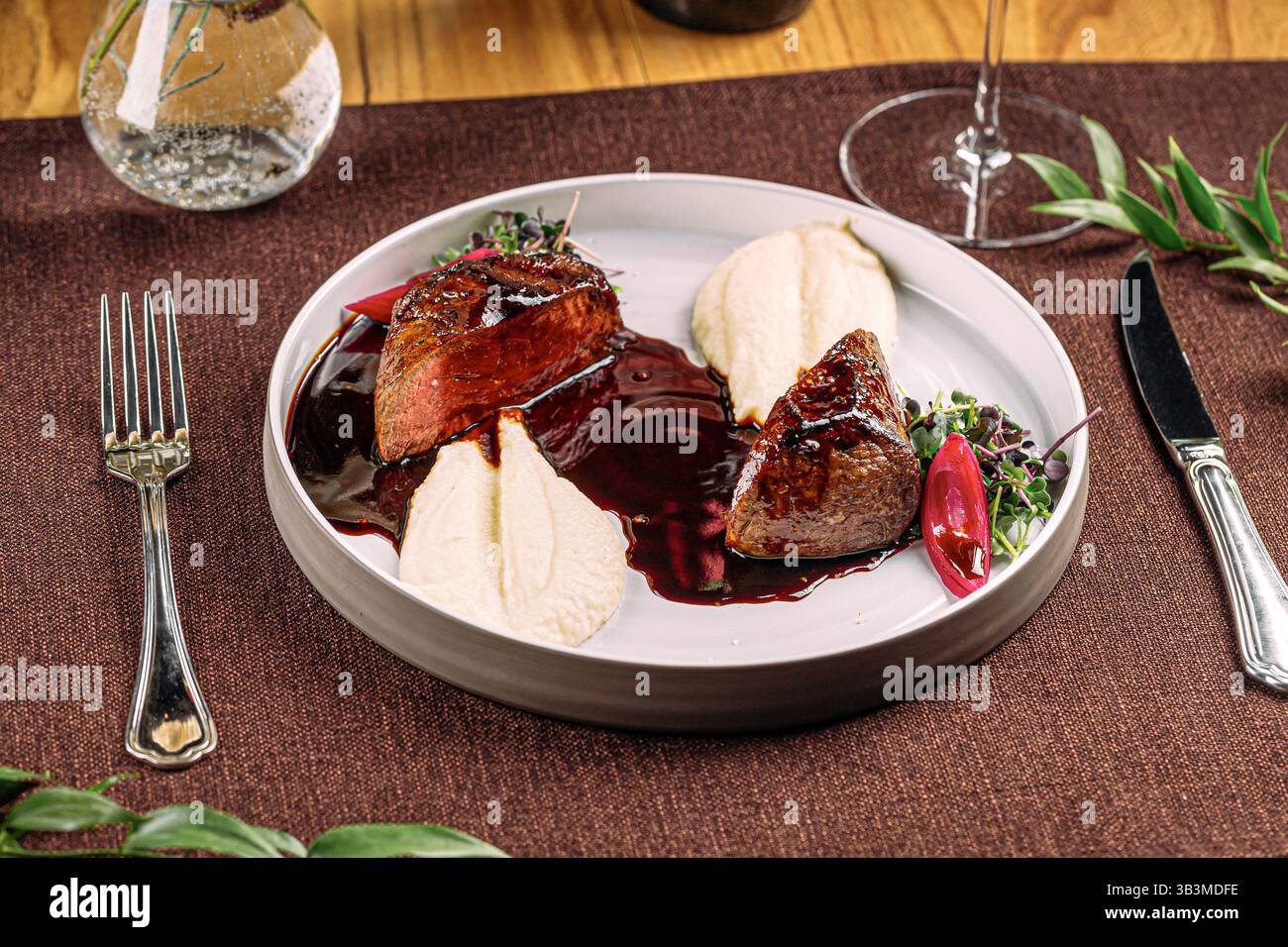 Portion gegrilltes Rindersteak mit Kartoffelpüree Stockfoto