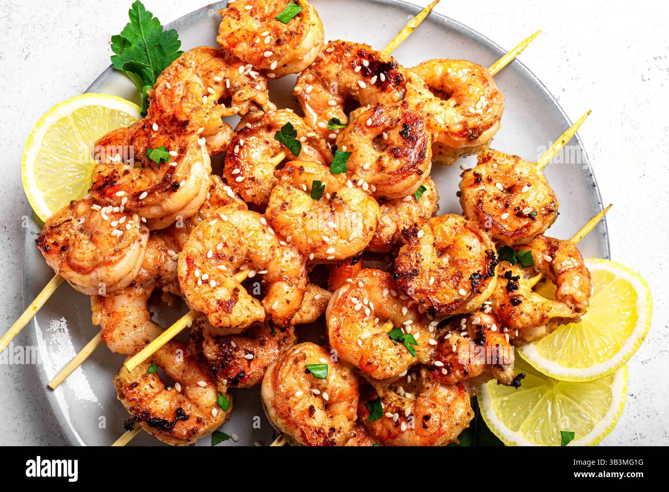 Gegrillte Garnelenspieße aus nächster Nähe. Honig-Knoblauch geröstete Garnelen-Döner. Thailändische asiatische Partymahlzeit. Stockfoto