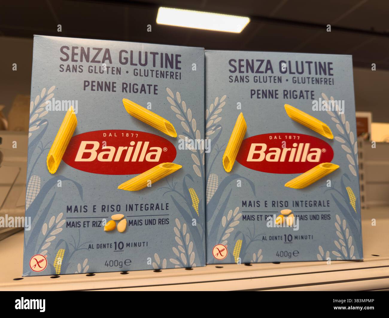 Köstliches glutenfreies Penne Rigate in einem gut beleuchteten Lebensmittelgeschäft lädt Nudelliebhaber ein, neue Geschmacksrichtungen zu entdecken Stockfoto